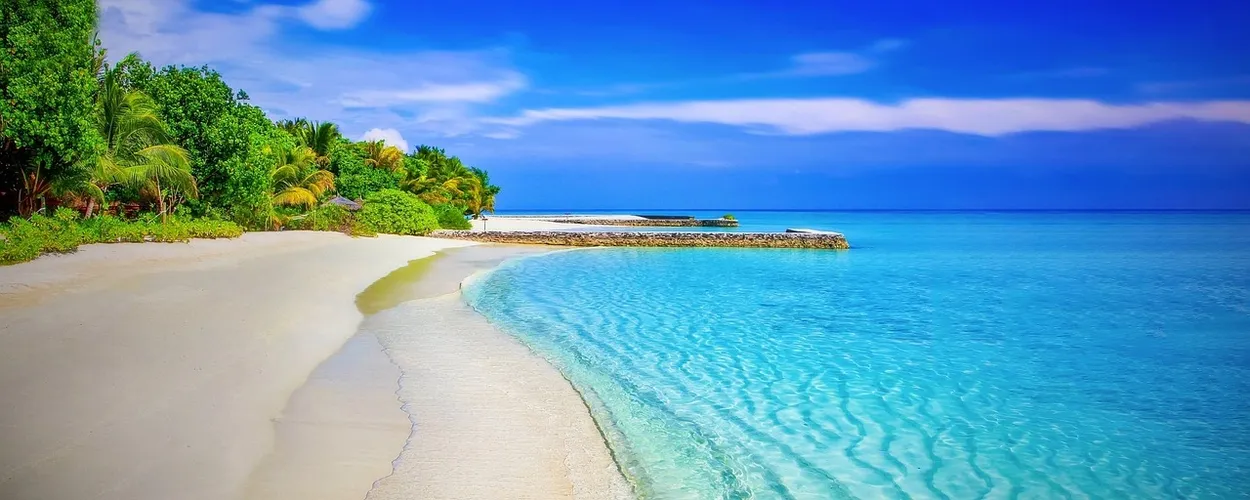 cr=w_1250,h_500 Tropical beach with turquoise water.